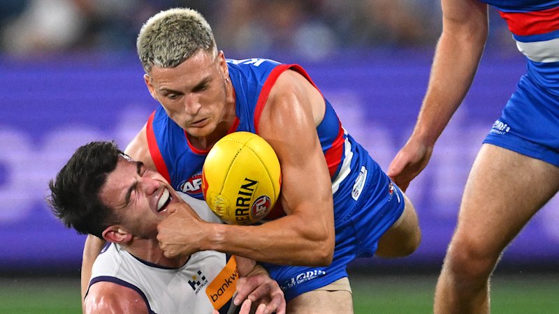 AFL Friday night LIVE: Bulldogs’ hot first half but Fremantle’s goal on half-time infuriates Beveridge