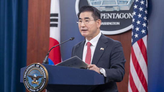  Kim Yong Hyun has resigned from the role of defence minister.