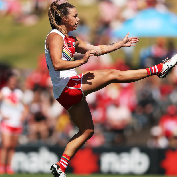 Chloe Molloy signed the longest deal in AFLW history to move from Collingwood to the Swans.