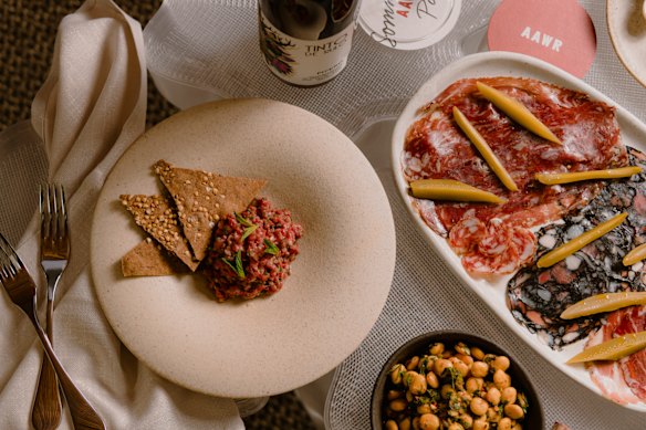 O prato de charcutaria e quibe nayeh.