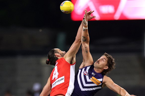 Brodie Grundy and Luke Jackson compete in the ruck.