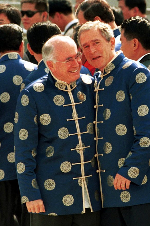 O então presidente dos EUA, George W. Bush, e o então primeiro-ministro australiano, John Howard, vestindo jaquetas Tang na cúpula de Cooperação Econômica Ásia-Pacífico (APEC) de 2001, em Xangai.