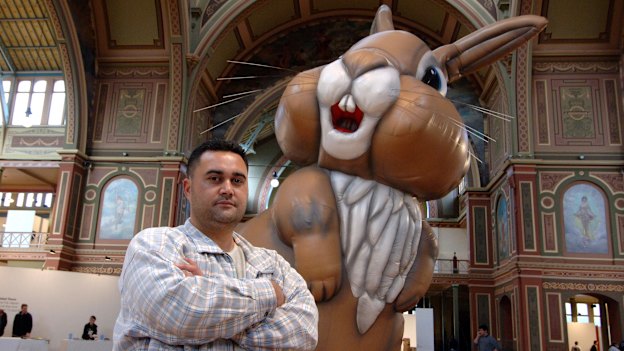 New Zealand artist Michael Parekowhai in front of his giant rabbit sculpture <i>Cosmo</i> at Melbourne’s Royal Exhibition Building in 2006.