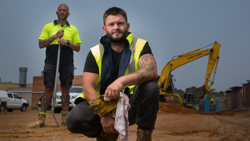 Thousands of tradies sign up to work for free to help fire-hit communities