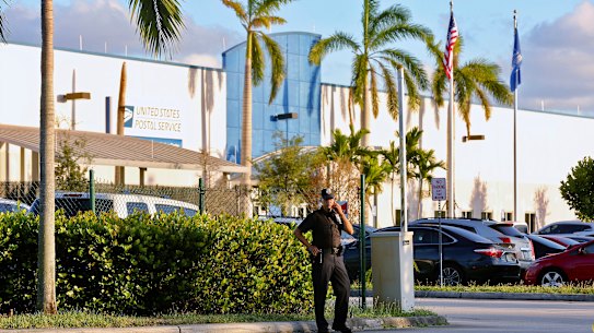 FBI searches Florida postal centre in hunt for sender of pipe bombs