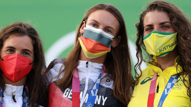 Jessica Fox (R) poses next to winner Ricarda Funk and silver medallist Maialen Chourraut.