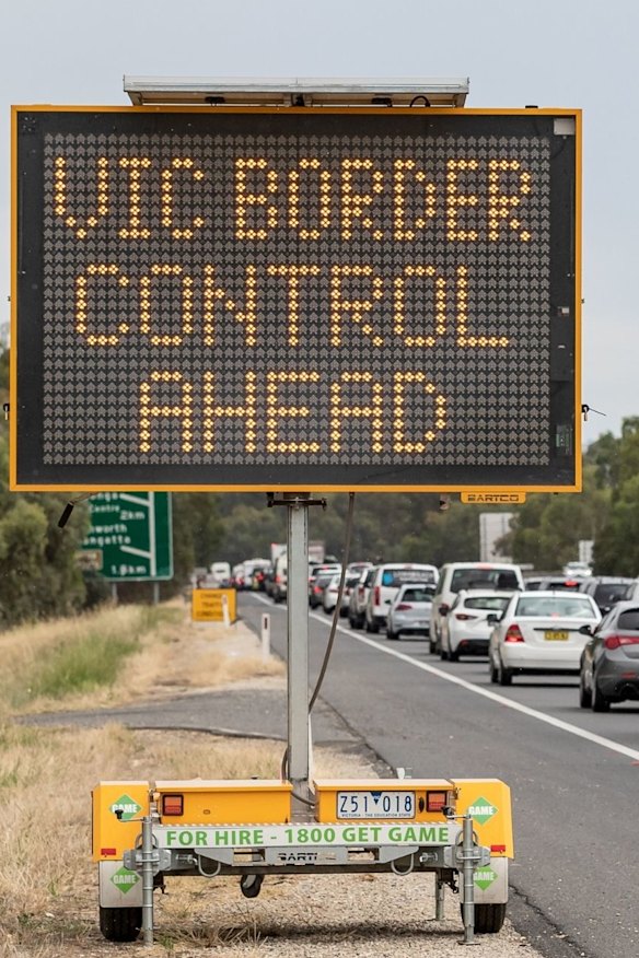 Cars line up at the Victorian border.