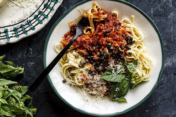 Cauliflower bolognese with crispy capers.