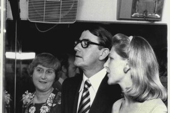 In 1978, then NSW premier Neville  Wran launched the Australian Museum exhibition train which would tour country NSW. Pictured inspecting the train are (l to r) Pat McDonald, Mr Wran and Liza Juska, also of the Australian Museum. 