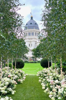 At the Melbourne International Flower and Garden Show, Robert Boyle, for Warners Nurseries, framed the dome of the great Exhibition Building with blooms.