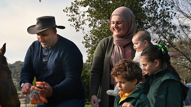Families leave Sydney during COVID lockdowns, relocate to Young in NSW