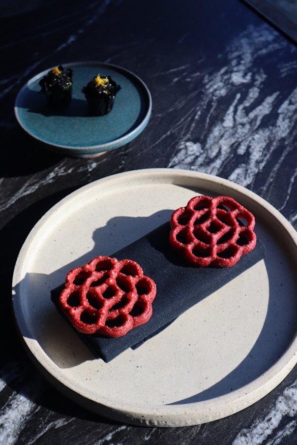 Roseta de beterraba recheada com braudade de ostra e limão no LuMi Dining. 