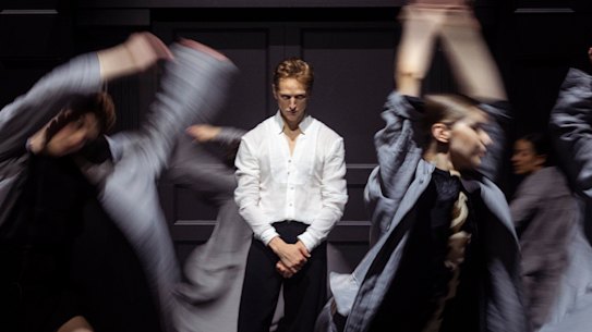 The piece is characterised by sharp, stylised and free-flowing movements in a departure from classical ballet.