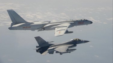 Истребитель ВВС Тайваня F-16 летит вместе с китайским бомбардировщиком H-6K во время предыдущего вторжения.