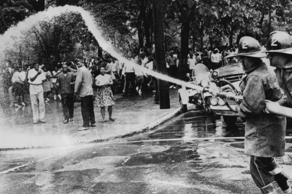 İtfaiyeciler, 3 Mayıs 1963'te protestoculara yüksek güçlü hortumlar eğitiyor.