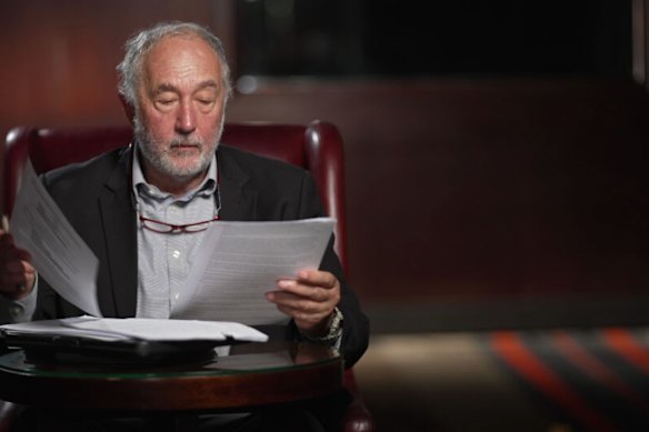 ডেভিড হিল্পার্ন, একজন অবসরপ্রাপ্ত ম্যাজিস্ট্রেট এবং এখন সাউদার্ন ক্রস বিশ্ববিদ্যালয়ের আইনের ডিন।