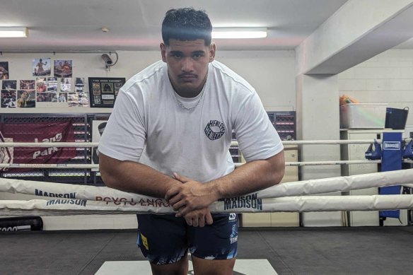 Alex Leapai jnr has left the Gold Coast Titans to pursue boxing.