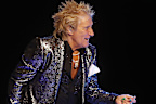 Rod Stewart has addressed his recent health issues as he returned to the stage in Lisbon. 