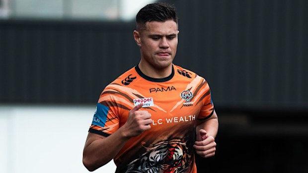 Josh Schuster, Wests Tigers antrenmanında
