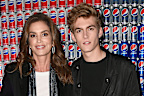 Cindy Crawford (L) and Presley Gerber 