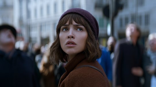 Eiza González in 3 Body Problem: experiences menacing visions.