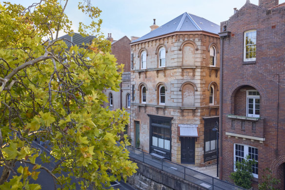 Long’s Lane consists of 17 residences and one commercial property, some built as early as 1806.