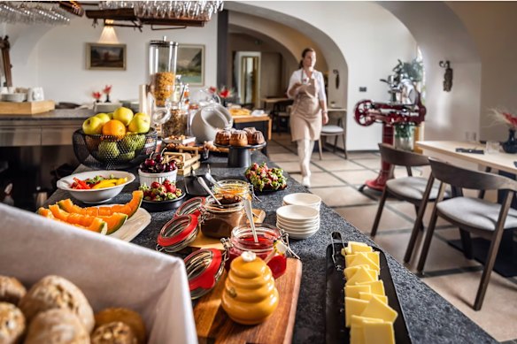 O buffet de café da manhã.