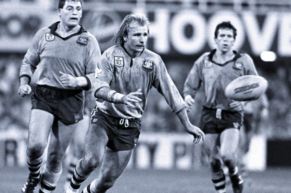 Peter Sterling leading the Blues’ attack in the 1986 State of Origin series.