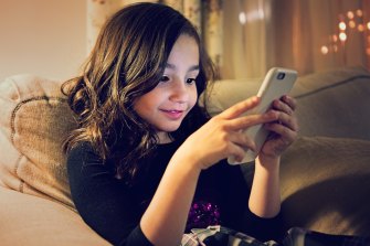 Secara umum, anak-anak diperbolehkan membuka akun media sosial dan mengontrol profil perangkat mereka sejak usia 13 tahun.
