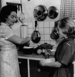 In 1961, home economist and cooking editor Margaret Fulton shows her daughter Suzanne, 11, how to avoid waste in cooking and save money.
