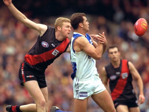 Dustin Fletcher spoils Wayne Carey in 2000 qualifying final.