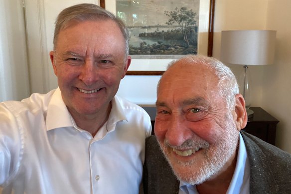O primeiro-ministro Anthony Albanese com o ganhador do Nobel Joseph Stiglitz em julho de 2022.