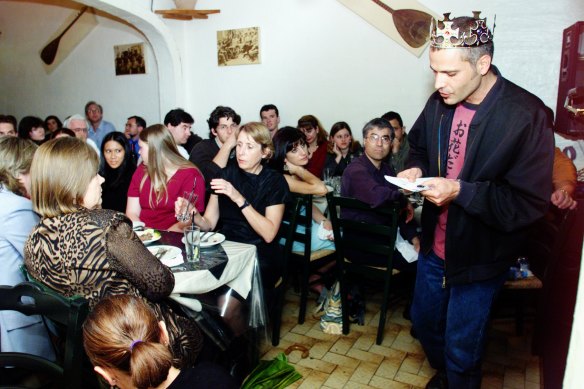 Μια ελληνική φιλοσοφική βραδιά στην ταβέρνα Στέκι το 2016. Το εστιατόριο ήταν γνωστό για τη φιλοξενία ζωντανής διασκέδασης.
