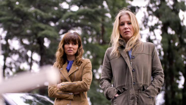 Watch Linda Cardellini And Christina Applegate Captivate In