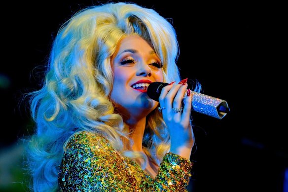 Brooke McMullen will perform Dolly: I Will Always Love You, her Dolly Parton tribute show, in Wynnum Fringe 2025.