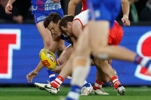 Anthony Scott of the Bulldogs and Harry Cunningham of the Swans collide.