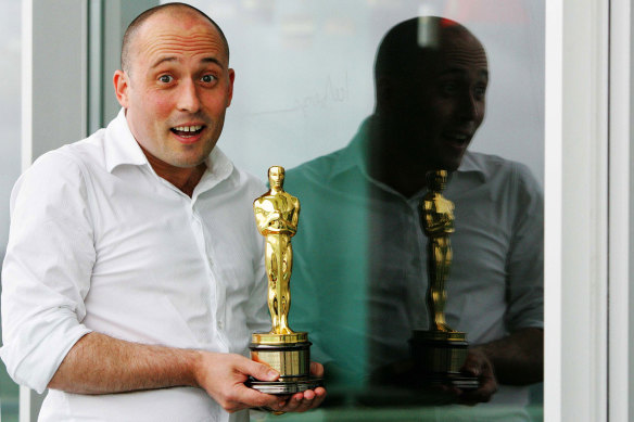 Elliot with his Oscar for <i>Harvie Krumpet</i> in 2004.