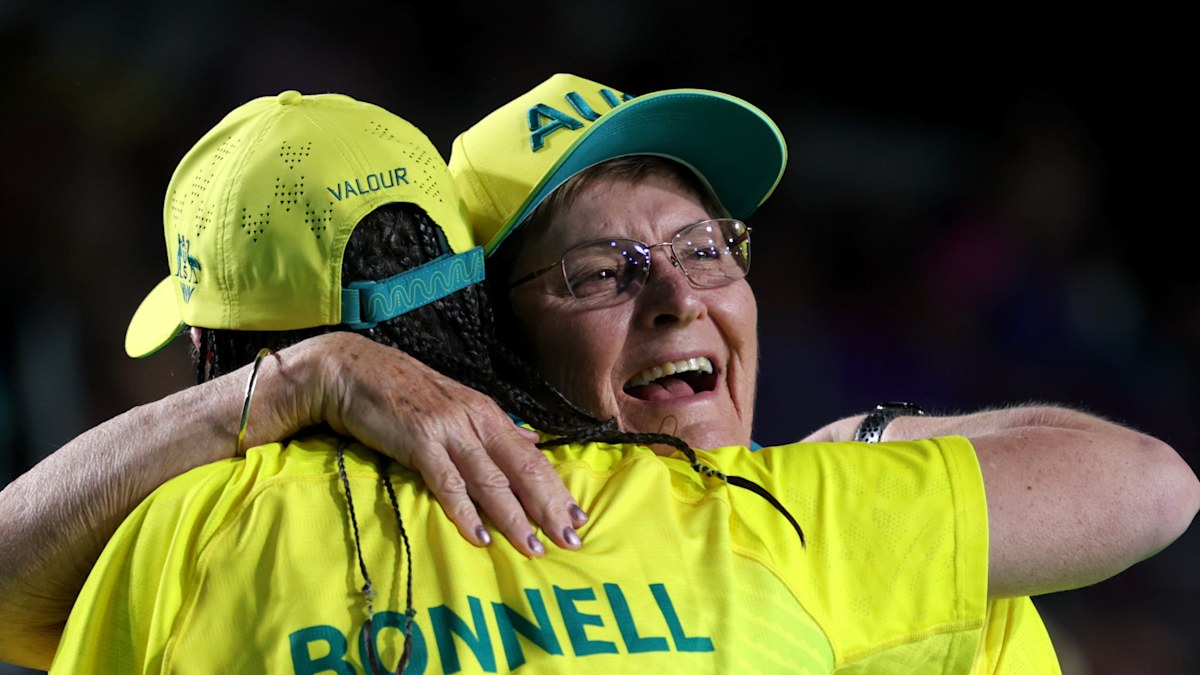 Aussie becomes oldest ever gold medallist; cyclist wins over ‘idol’