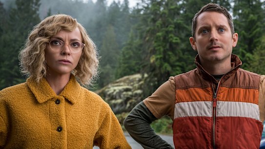 Christina Ricci as Misty and Elijah Wood as Walter in Yellowjackets.