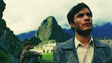 Alberto Granado (Rodrigo De La Serna) and Ernesto Guevara (Gael Garcia Bernal) in <i>The Motorcycle Diaries.