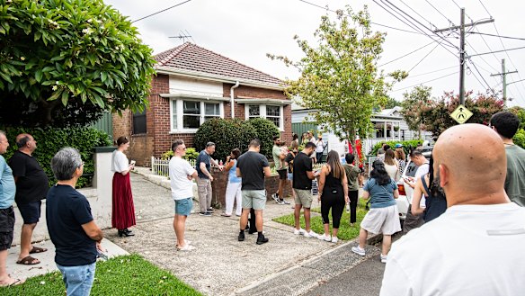 More than 100 people turned out for the auction of a deceased estate in Dulwich Hill. 