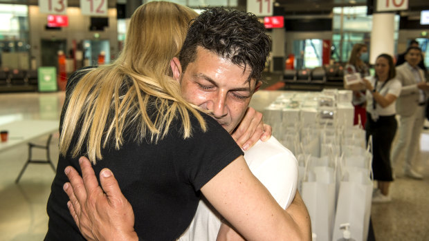  Genevieve Wild and Adam De Guara embrace at the airport. 