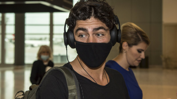 Entourage star Adrian Grenier arrived on an early flight.