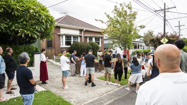 More than 100 people turned out for the auction of a deceased estate in Dulwich Hill. 