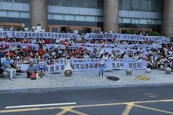A large crowd of angry Chinese bank depositors faced off with police Sunday, some reportedly injured as they were roughly taken away.