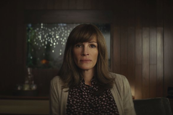 Julia Roberts in Homecoming: plays both a therapist and a waitress.