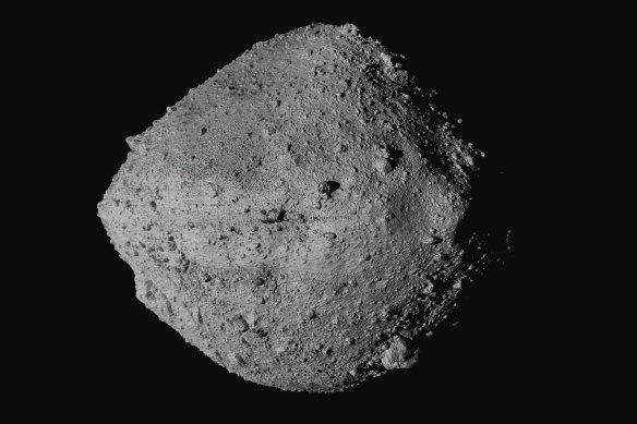 The asteroid Bennu as seen from the OSIRIS-REx spacecraft. 
