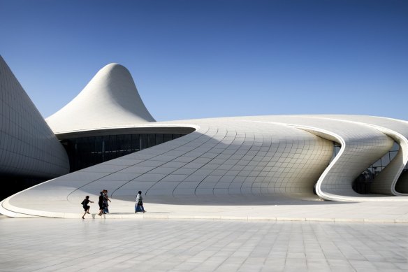 Azerbaycan'ın Bakü kentinde mimar Zaha Hadid tarafından tasarlanan fütüristik bir anıt olan Haydar Aliyev kültür merkezi.