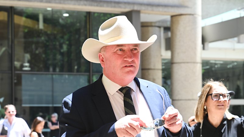 Na pogrebu Johna Lawsa pozornost pritegnil Barnaby Joyce, ne Russell Crowe