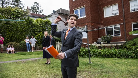 Auctioneer Oliver Burton selling a unit in Waltham Street, Coogee, on Saturday.